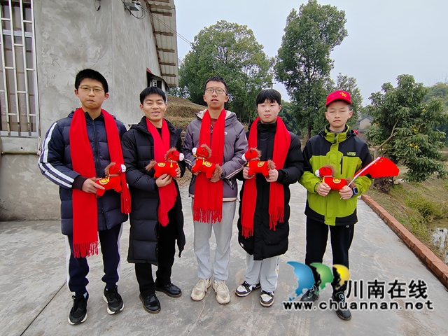 以初心回馈社会 用青春书写担当|泸县栋梁工程受助青年唐克好的成长答卷(图6) 节日慰问.jpg