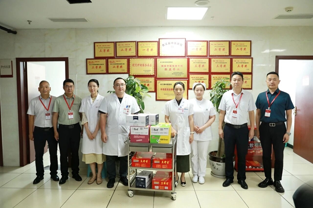 合江县中医医院:礼赞仁心敬担当,一线慰问暖人心(图1) 1.jpg
