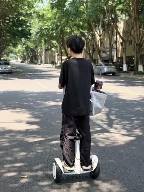 没有双手也能颠锅!泸州励志美食博主圈粉近10万(图6) 人6.jpg