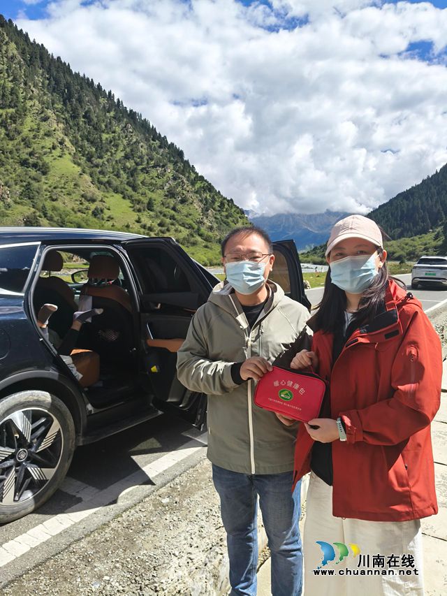 10岁男孩川西旅游突发疾病,来自泸州的医生出手救治(图3) 医生2.jpg