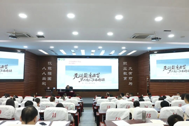 充电赋能助成长!泸县建校全员解锁教师专业化新课堂(图1) 1.jpg