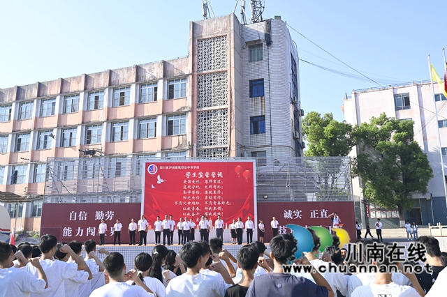 秋光为卷展新象 匠心筑梦续华章｜泸县建校举行2026年秋期开学典礼