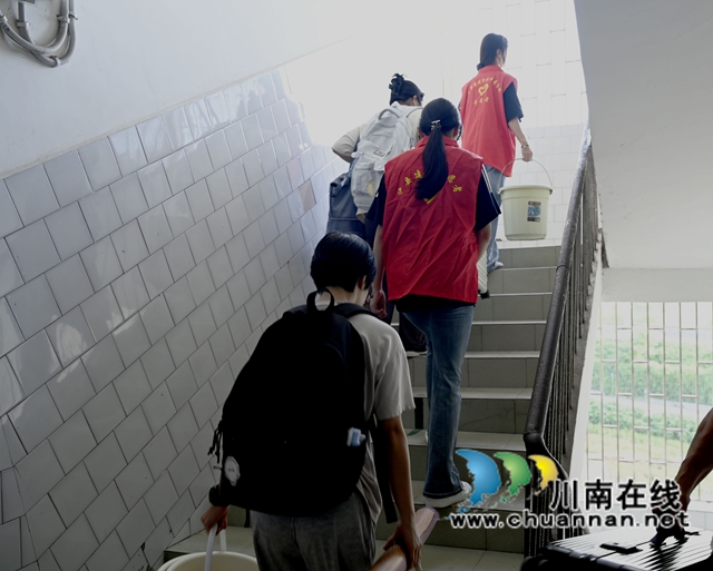 0831志愿者帮忙.jpg