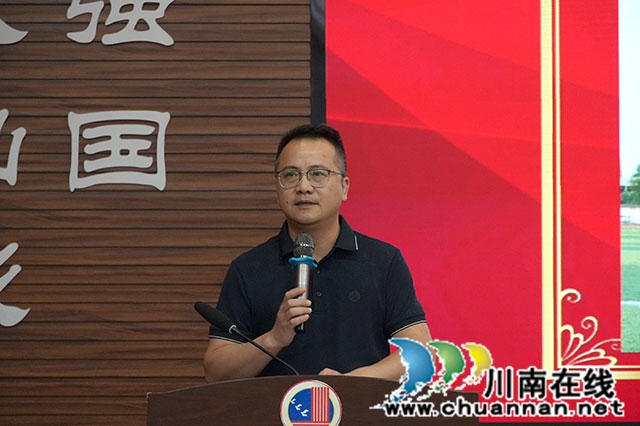 泸县建校举行2026年教师节表扬大会(图3) 党委副书记、校长陈德富宣读表扬文件.jpg