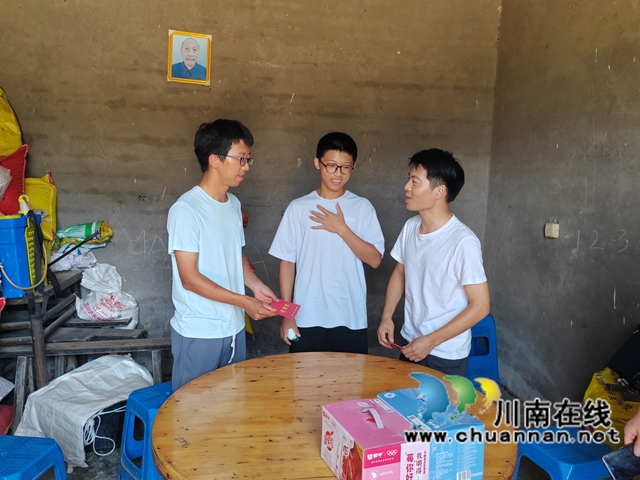感恩回馈 薪火相传|泸县玄滩镇:受助学子反哺桑梓 爱心接力点亮求学路(图1) 慰问.jpg