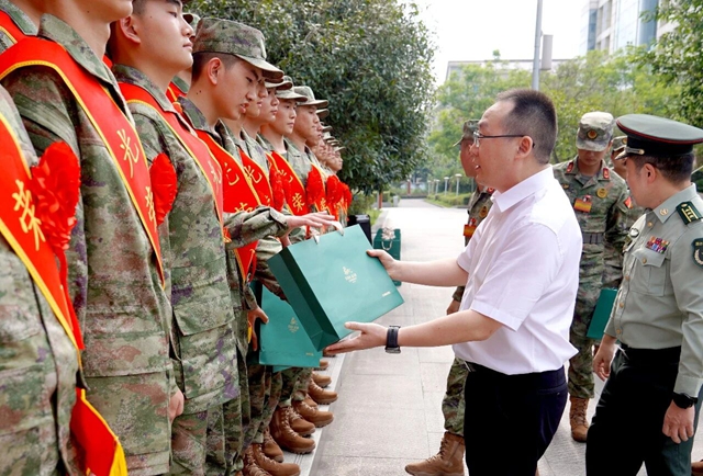 披戎装、踏征程!龙马潭欢送新兵(图4) 4.jpg