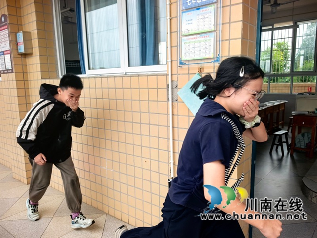 叙永马岭中学开展消防应急疏散演练活动(图2) 疏散现场1.jpg