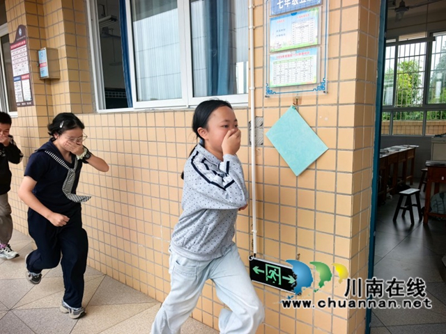 叙永马岭中学开展消防应急疏散演练活动(图3) 疏散现场2.jpg