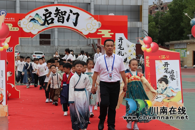 书记带学生入场.JPG