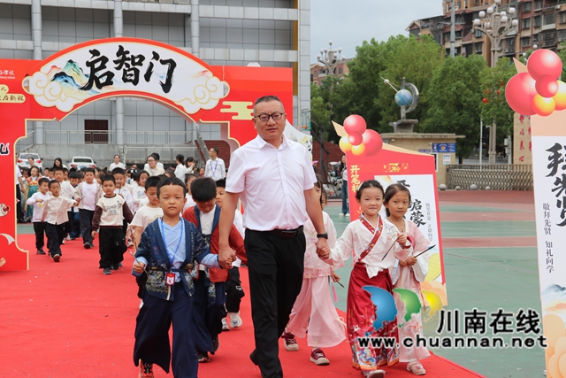 副书记带学生入场.JPG