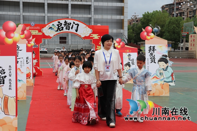 副校长带学生入场.JPG
