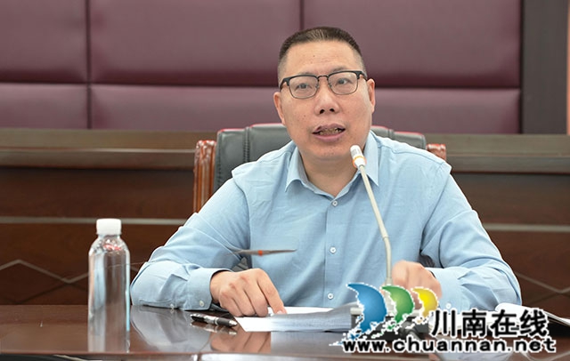 邹伦富主持集中教研会.jpg