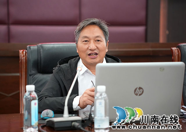 彭远斌带领参会教师学习解读赛事.jpg