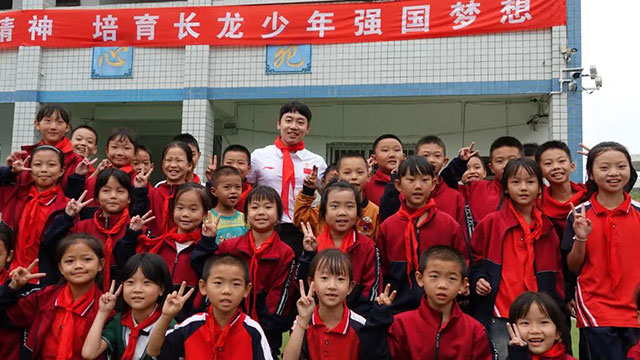 古蔺石屏：三个世界冠军到村小来上课