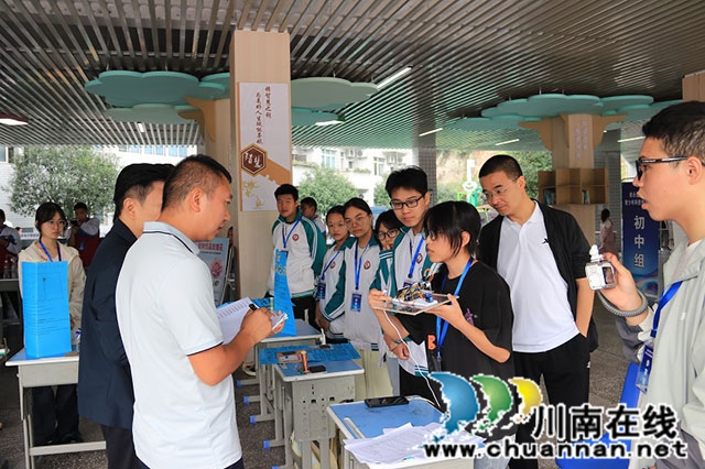 叙永县第19届青少年科技创新大赛在叙永镇中心校顺利收官(图1) 活动现场-(2).jpg