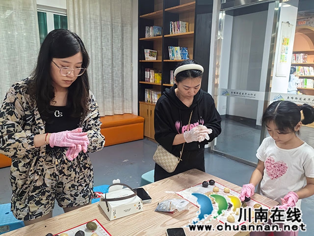 月满中秋·匠心手作┃龙马潭区鱼塘街道云华山社区开展月饼DIY阅读分享活动(图2) 微信图片_20260920092526_41_240.jpg