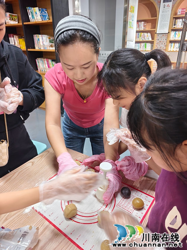 月满中秋·匠心手作┃龙马潭区鱼塘街道云华山社区开展月饼DIY阅读分享活动(图3) 微信图片_20260920092507_34_240.jpg