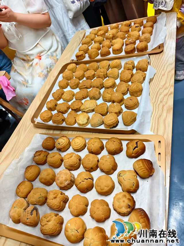 月满中秋·匠心手作┃龙马潭区鱼塘街道云华山社区开展月饼DIY阅读分享活动(图4) 微信图片_20260920092505_33_240.jpg