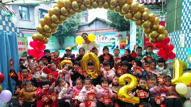 酒城良师 | 彭莲:把乡村幼儿园的琐碎守成春天(图3) 人3.jpg