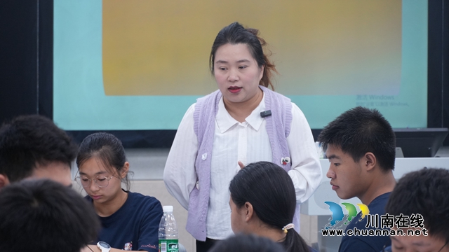 叙永职中徐润开展公开课.JPG