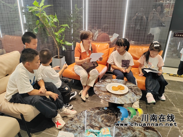 一起听中秋故事吃月饼.jpg