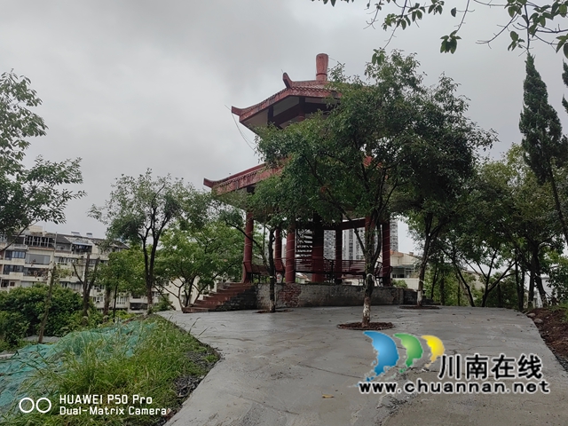 柏香林小区口袋公园中心凉亭正在建设.jpg