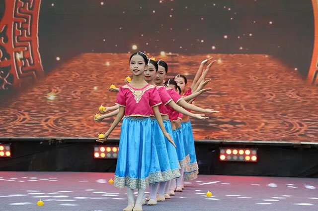 千架无人机点亮泸县夜空!今天继续嗨(图6) 6.jpg