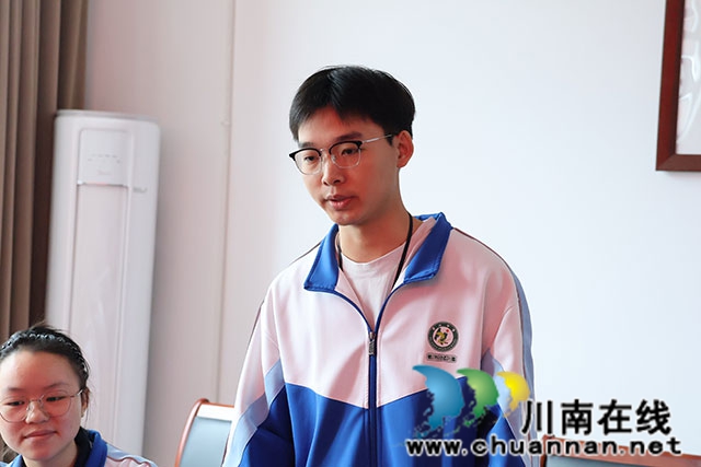 情系桑梓润桃李 爱心助学筑梦行┃合江中学举行“曾一丁助学金”发放仪式(图6) 受助学生2.jpg