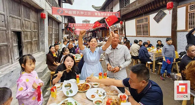 邂逅恐龙、梦回古衙、乐享乡宴!这个国庆,自贡多点开花热闹迎游客(图8) 8.jpg