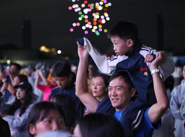 风雨无阻!泸州酒要会·超级银河左岸音乐节第二波狂欢→(图28) 28.jpg