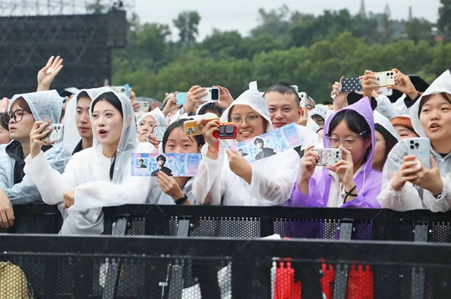 风雨无阻!泸州酒要会·超级银河左岸音乐节第二波狂欢→(图26) 26.jpg