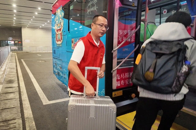 坚守岗位显担当|国庆节来泸州,公交始终与您同行(图3) 公交3.jpg