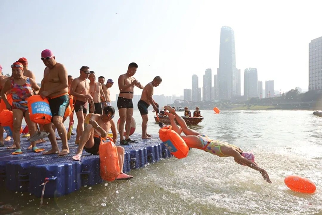 逐浪三江！宜宾横渡长江挑战赛举行