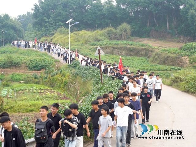 步履砺心志 热血践青春｜泸县建校2024级学子完成15公里徒步拉练