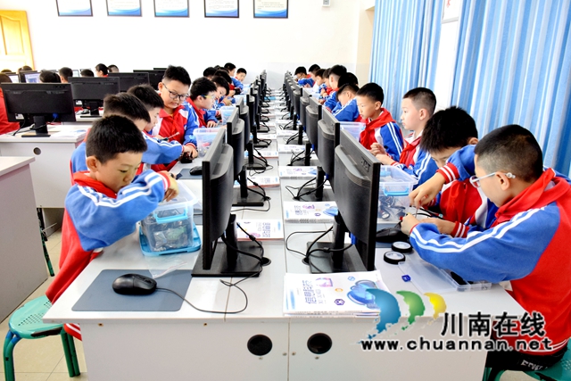 数智火种燃校园 科创赋能促成长|泸州市“数智火种传递计划”走进叙永银顶小学(图3) 银2.jpg