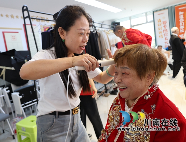 三十组金婚老人在社区拍摄金婚纪念照 (6).JPG