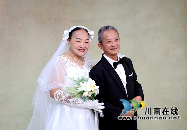 三十组金婚老人在社区拍摄金婚纪念照 (7).JPG
