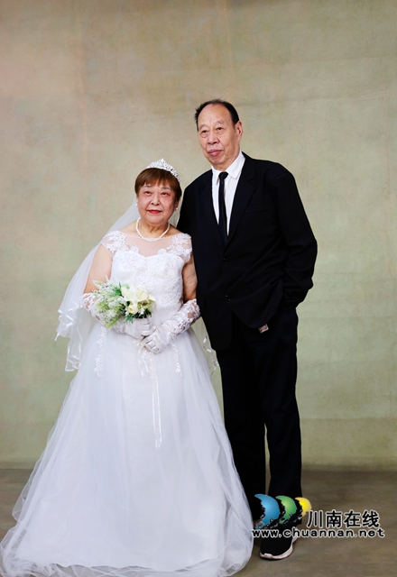三十组金婚老人在社区拍摄金婚纪念照 (9).JPG