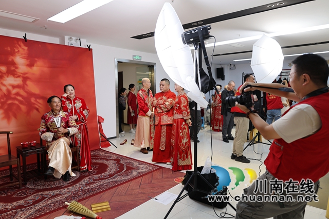 三十组金婚老人在社区拍摄金婚纪念照 (10).JPG