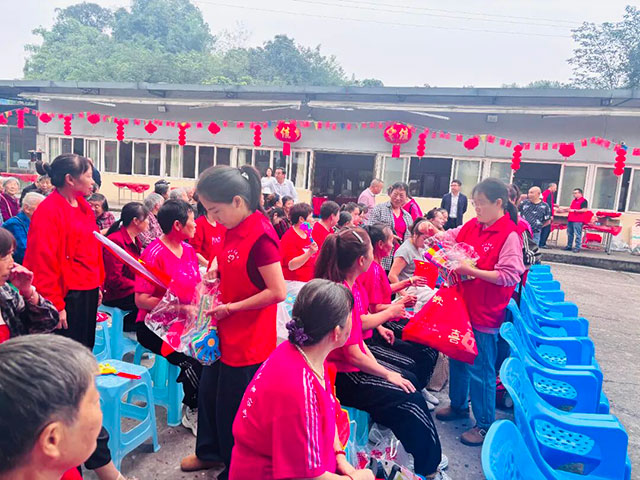 村企结对促振兴,重阳敬老暖人心——泸州“时为公司”走进魏园村开展敬老慰问活动(图7) 7.jpg