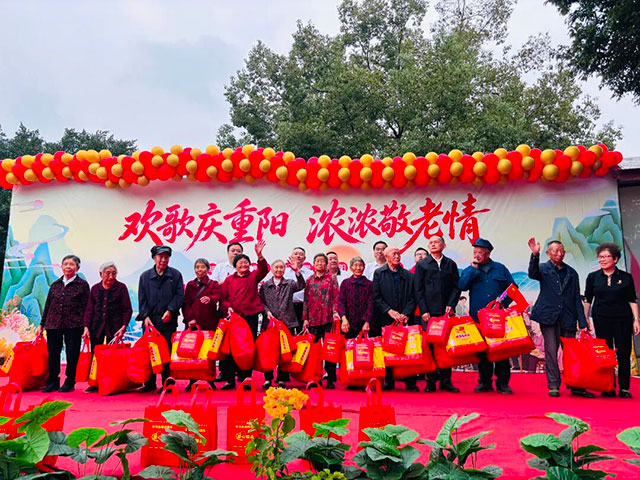村企结对促振兴,重阳敬老暖人心——泸州“时为公司”走进魏园村开展敬老慰问活动(图12) 12.jpg