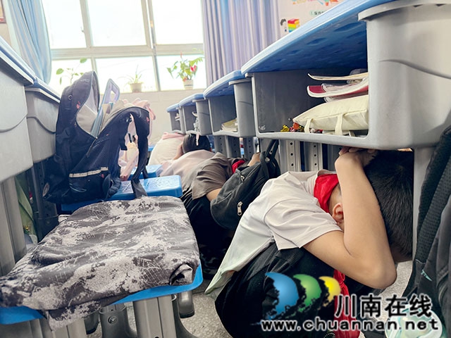 防震演练2_.jpg