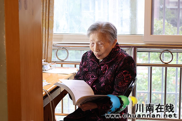 龙马潭区莲花池街道:定格百岁美好瞬间 温情守护幸福晚年(图3) 103岁的刘师君老人精神矍铄、面色红润,面对镜头笑得格外开心-(2).jpg