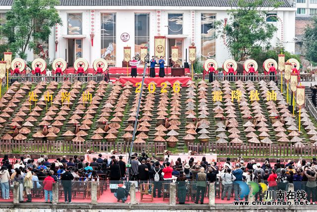 2026年10月24日，泸州市合江县，游客见证2026年度霜降秋油大典在先市酱油赤水河庄园进行启缸取油。  (3)_副本.jpg