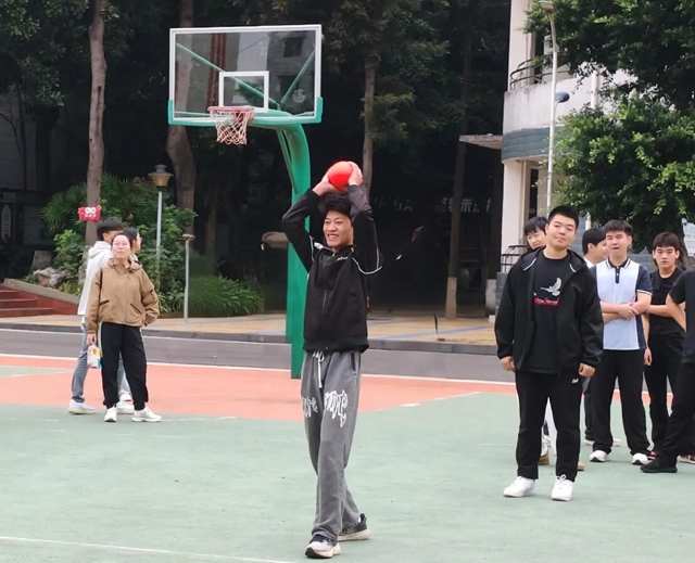 刷新10项校纪录!泸县建校第31届田径运动会顺利收官(图1) 1.jpg