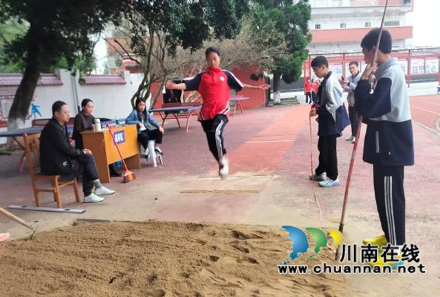 挥洒运动激情,绽放青春风采|泸县天兴镇学校举办第30届秋季田径运动会(图6) 6.jpg
