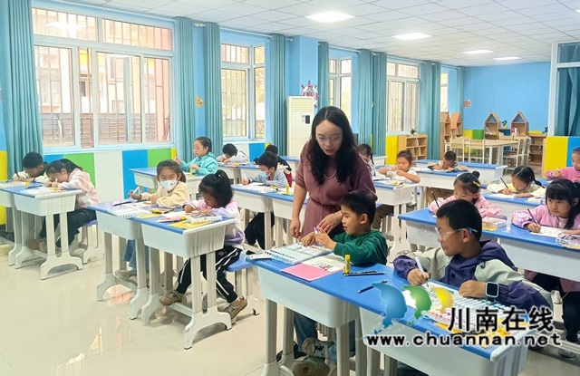 文明筑阵地 启航新成长|龙马潭区安宁街道云台社区青少年宫正式揭牌开班(图4) 绘画课.jpg