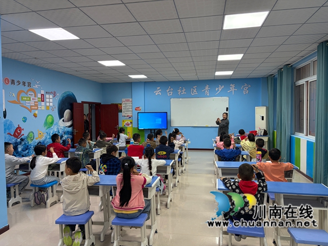 文明筑阵地 启航新成长|龙马潭区安宁街道云台社区青少年宫正式揭牌开班(图5) 书法课.jpg