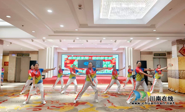 柔力球表演.jpg