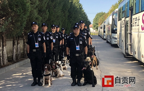 自贡民警携警犬为国庆庆祝活动保驾护航(图1)